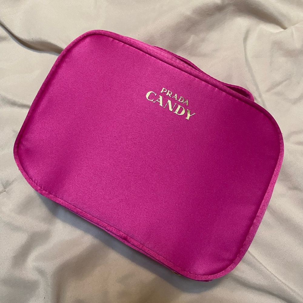 Chic Prada Candy Makeup Bag 💖💖
•BRAND new never used before•